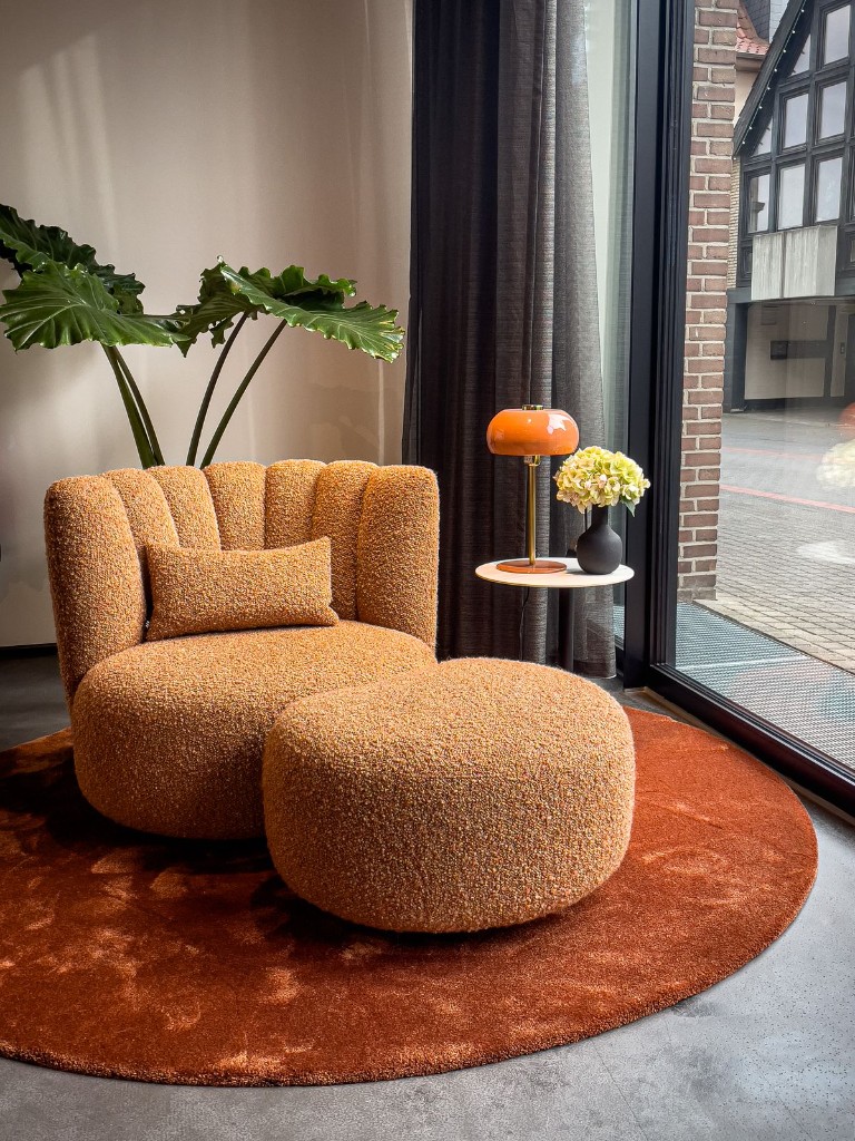 Fauteuil et pouf orange